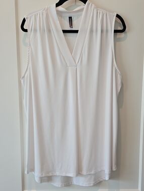 Massini White Sleeveless V-Neck Camisole